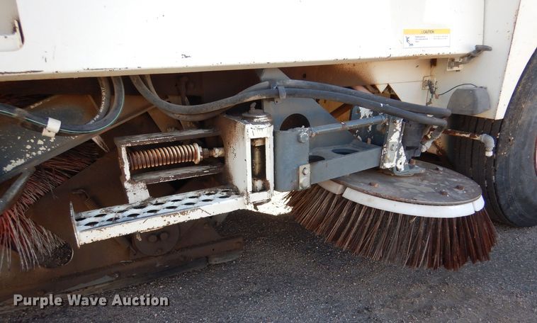 image for item MT9999 1995 Elign Pelican Series P  street sweeper truck