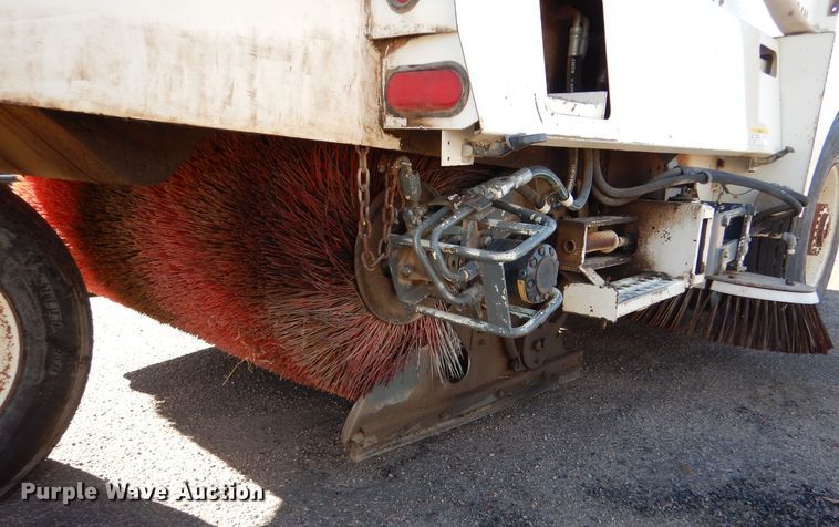 image for item MT9999 1995 Elign Pelican Series P  street sweeper truck