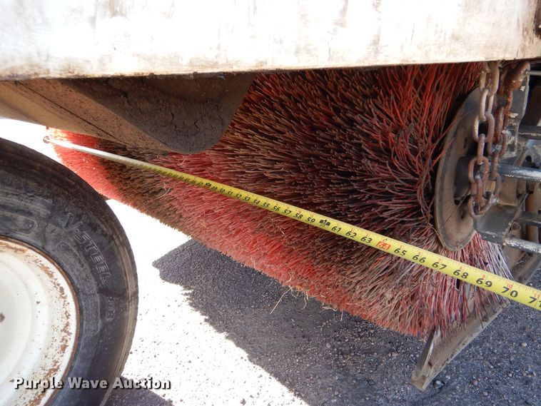 image for item MT9999 1995 Elign Pelican Series P  street sweeper truck