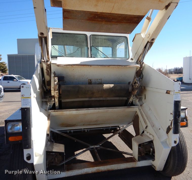 image for item MT9999 1995 Elign Pelican Series P  street sweeper truck