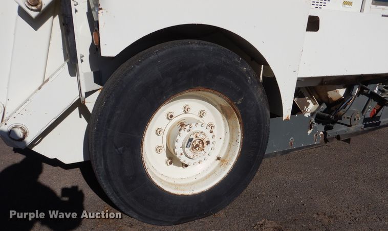 image for item MT9999 1995 Elign Pelican Series P  street sweeper truck