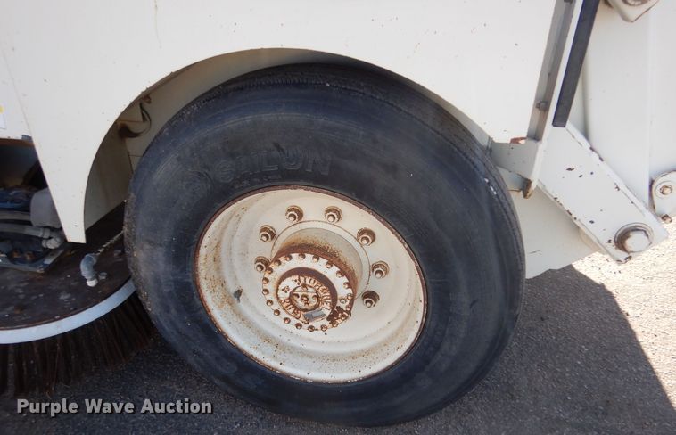 image for item MT9999 1995 Elign Pelican Series P  street sweeper truck