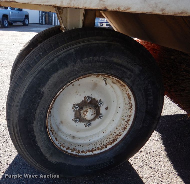 image for item MT9999 1995 Elign Pelican Series P  street sweeper truck