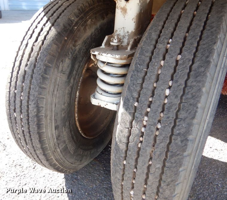 image for item MT9999 1995 Elign Pelican Series P  street sweeper truck