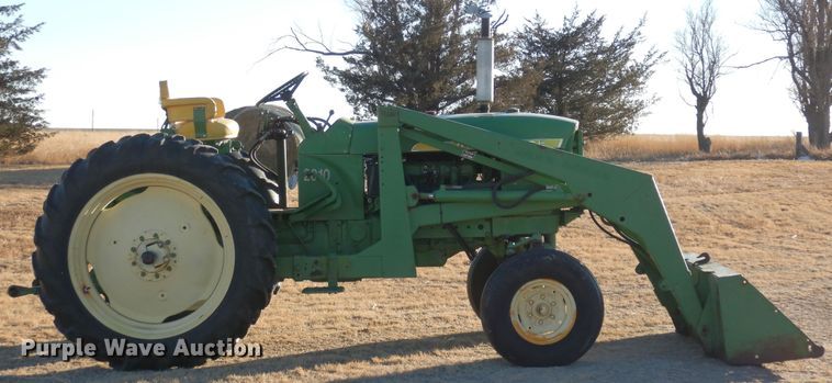 image for item DF8283 1962 John Deere 2010  tractor