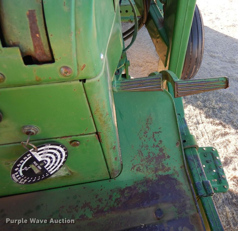 image for item DF8283 1962 John Deere 2010  tractor