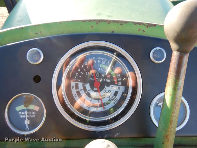 image for item DF8283 1962 John Deere 2010  tractor