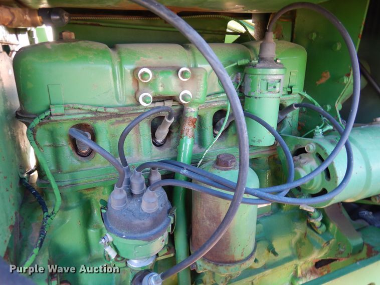 image for item DF8283 1962 John Deere 2010  tractor