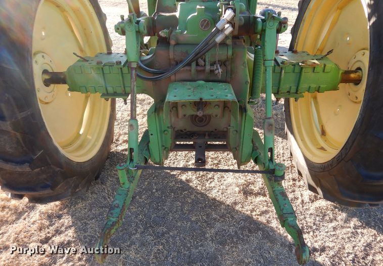 image for item DF8283 1962 John Deere 2010  tractor