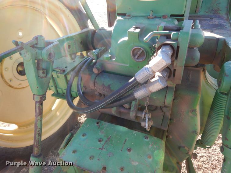 image for item DF8283 1962 John Deere 2010  tractor