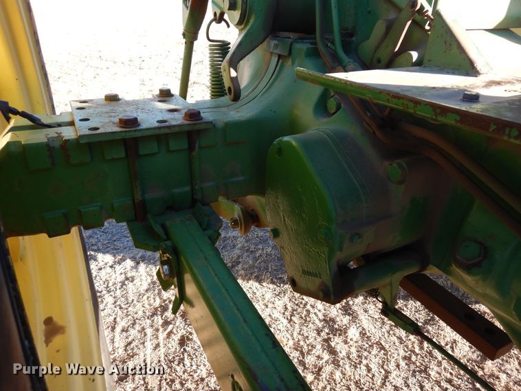 image for item DF8283 1962 John Deere 2010  tractor