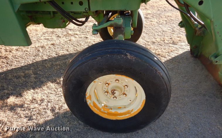 image for item DF8283 1962 John Deere 2010  tractor