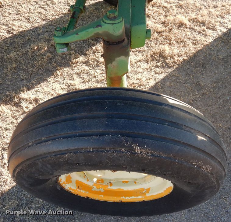 image for item DF8283 1962 John Deere 2010  tractor