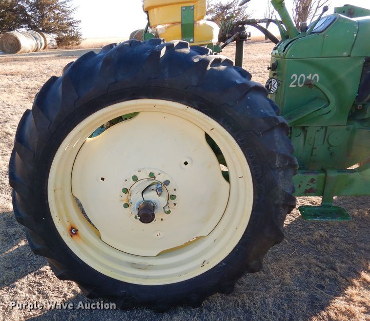 image for item DF8283 1962 John Deere 2010  tractor