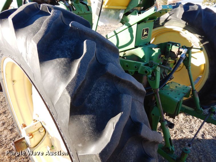 image for item DF8283 1962 John Deere 2010  tractor