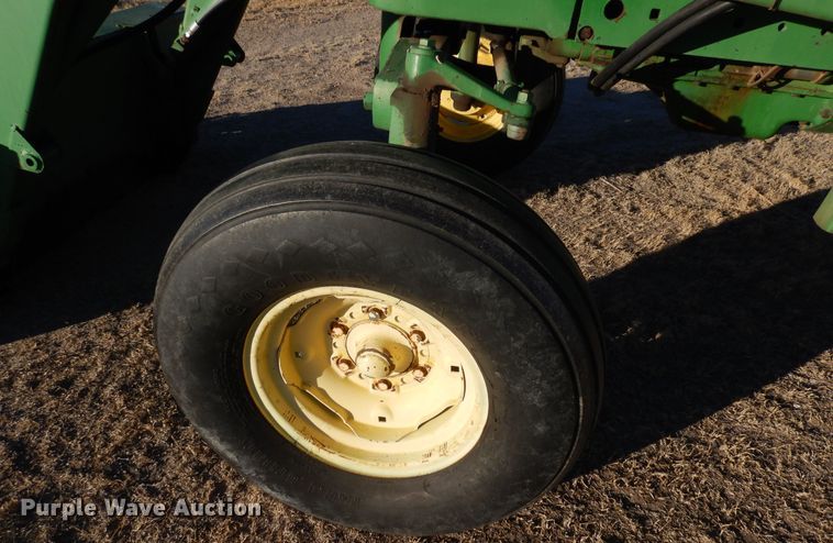 image for item DF8283 1962 John Deere 2010  tractor