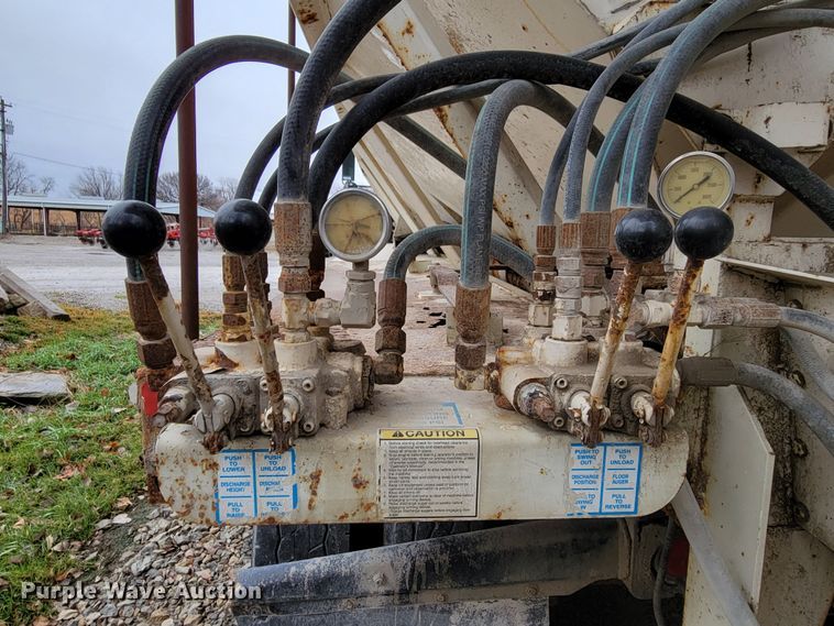 image for item DM8164 1990 Freightliner FLD  fertilizer delivery truck