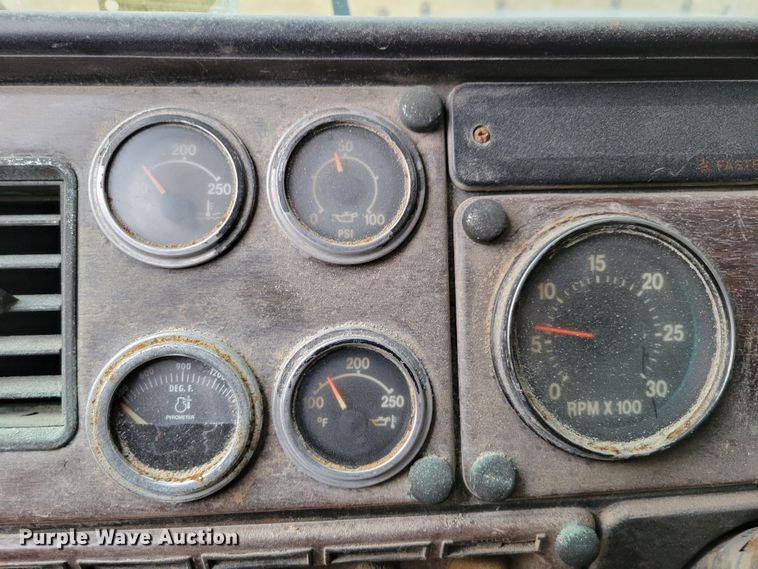 image for item DM8164 1990 Freightliner FLD  fertilizer delivery truck