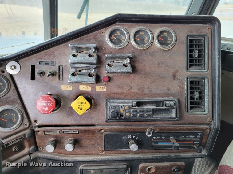 image for item DM8164 1990 Freightliner FLD  fertilizer delivery truck