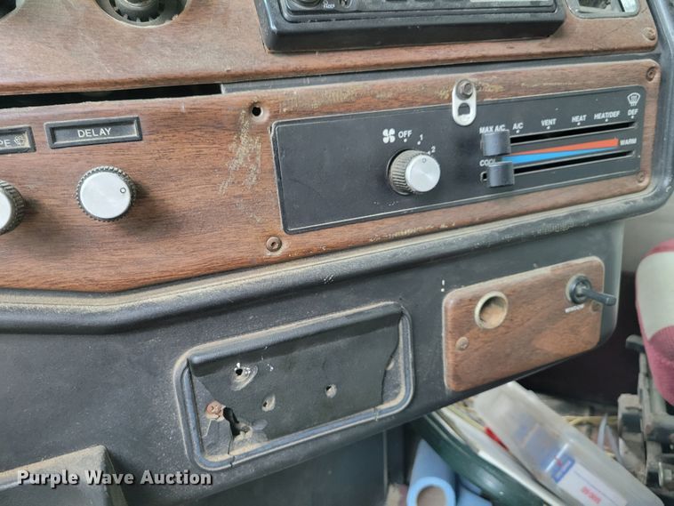 image for item DM8164 1990 Freightliner FLD  fertilizer delivery truck