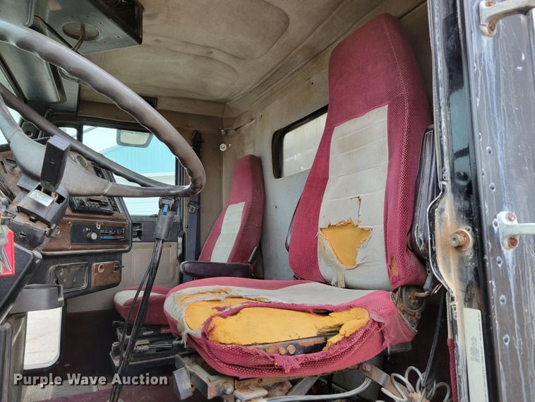 image for item DM8164 1990 Freightliner FLD  fertilizer delivery truck