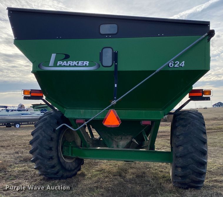 image for item DN8133 Parker 624  grain cart