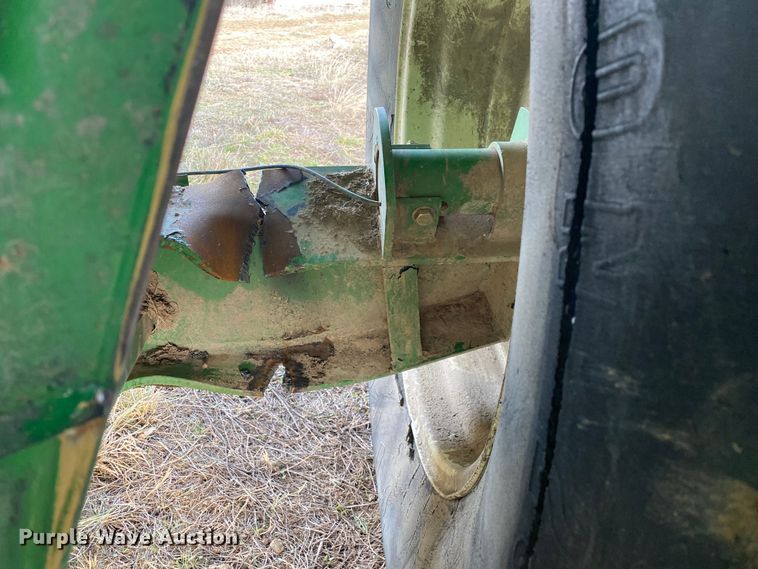 image for item DN8133 Parker 624  grain cart