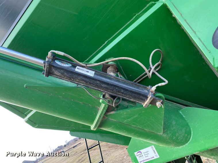 image for item DN8133 Parker 624  grain cart