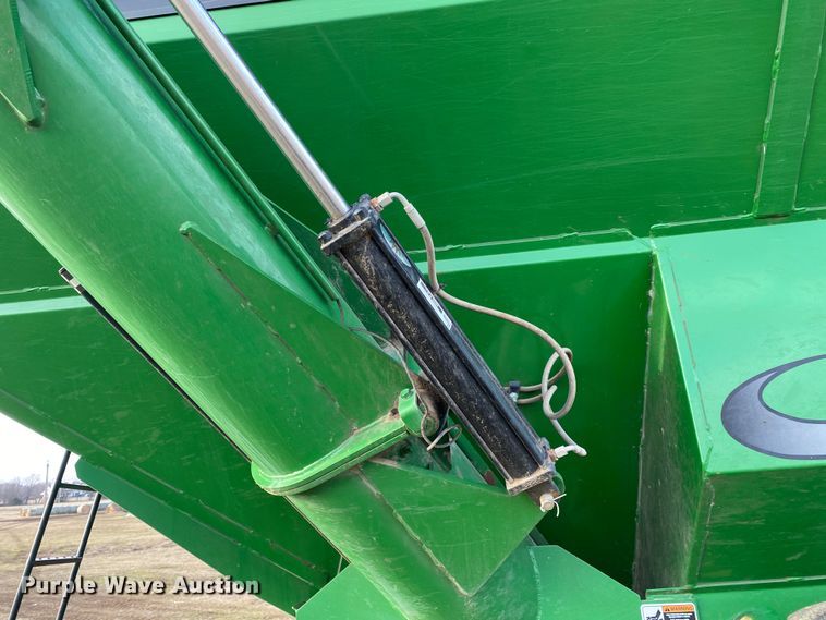 image for item DN8133 Parker 624  grain cart