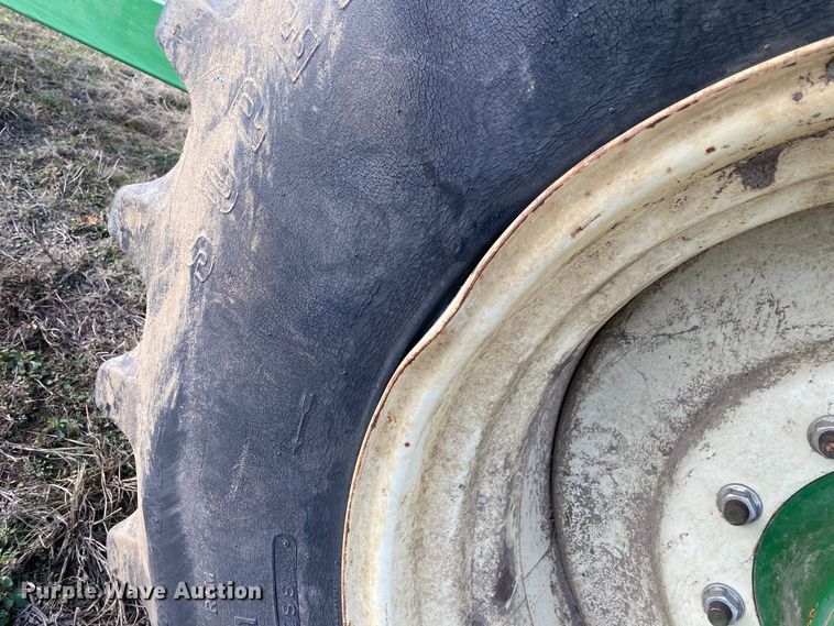 image for item DN8133 Parker 624  grain cart