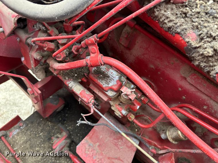 image for item JD9629 1980 International 1460  combine