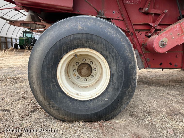 image for item JD9629 1980 International 1460  combine