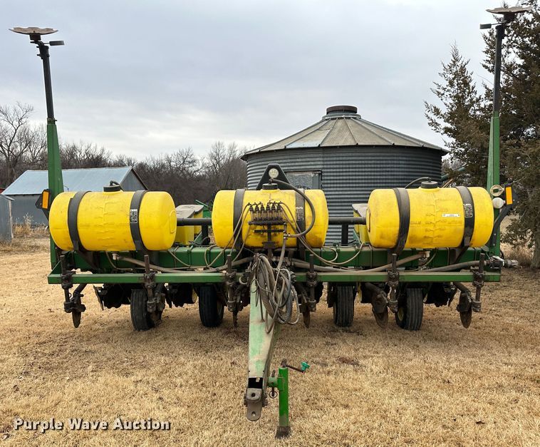 image for item JD9635 John Deere 7200  planter