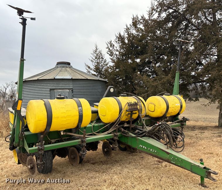 image for item JD9635 John Deere 7200  planter