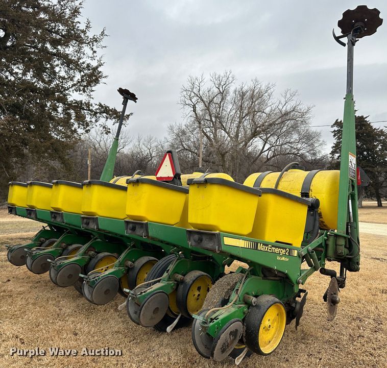 image for item JD9635 John Deere 7200  planter