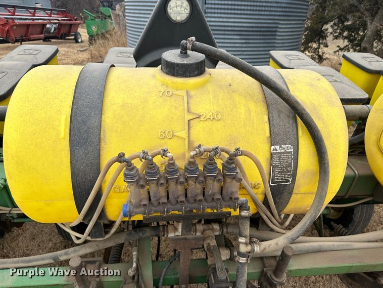 image for item JD9635 John Deere 7200  planter