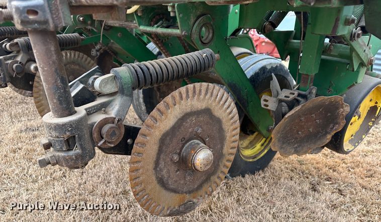 image for item JD9635 John Deere 7200  planter