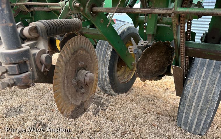 image for item JD9635 John Deere 7200  planter
