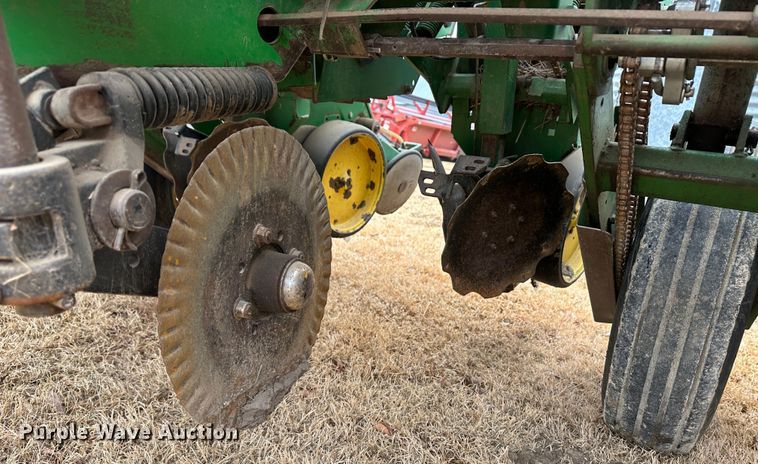 image for item JD9635 John Deere 7200  planter