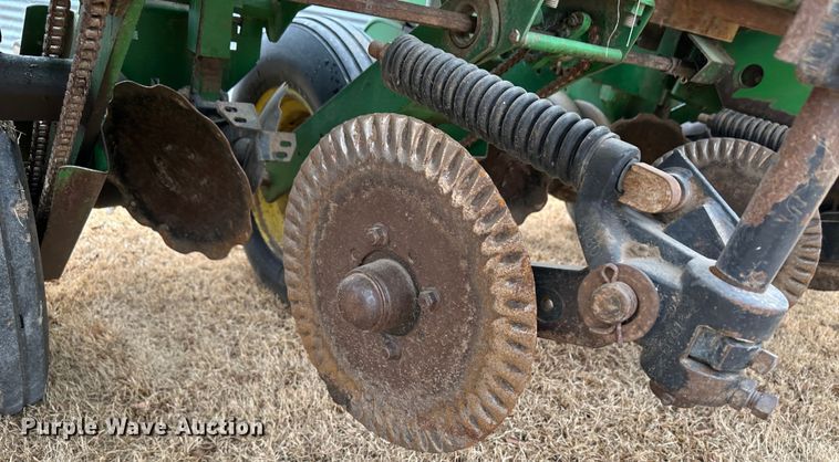 image for item JD9635 John Deere 7200  planter