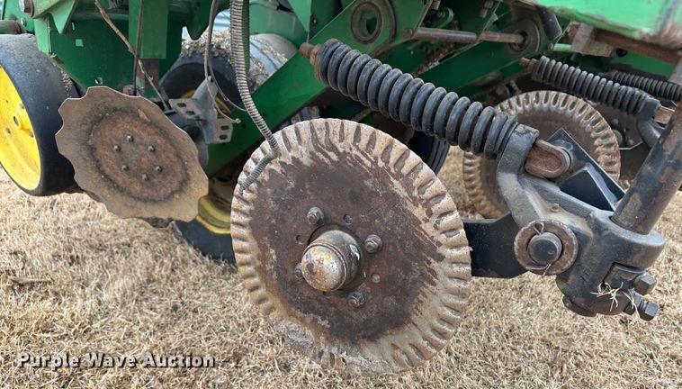 image for item JD9635 John Deere 7200  planter