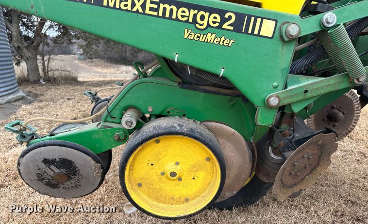 image for item JD9635 John Deere 7200  planter