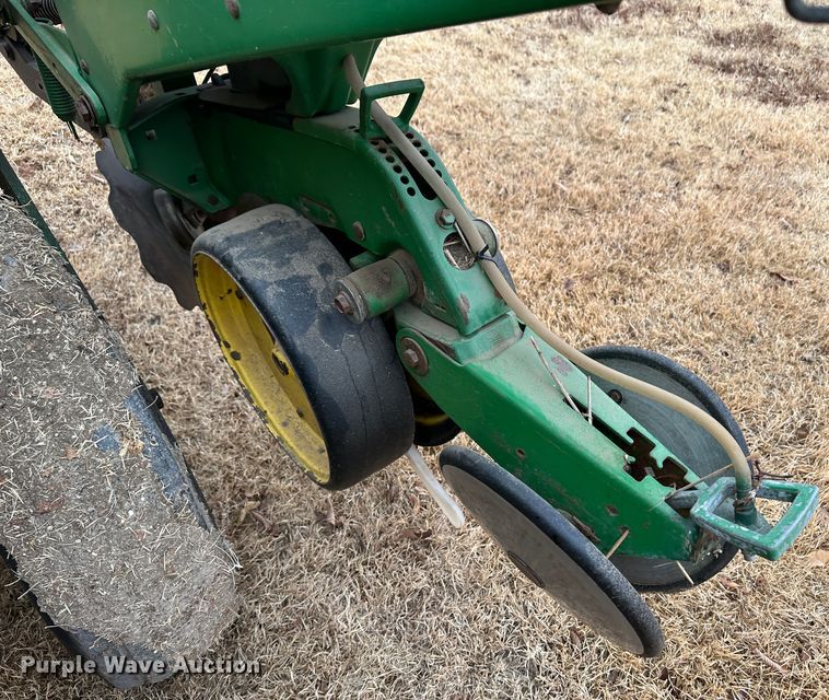 image for item JD9635 John Deere 7200  planter
