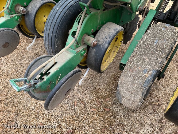 image for item JD9635 John Deere 7200  planter
