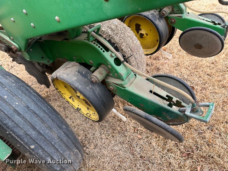 image for item JD9635 John Deere 7200  planter