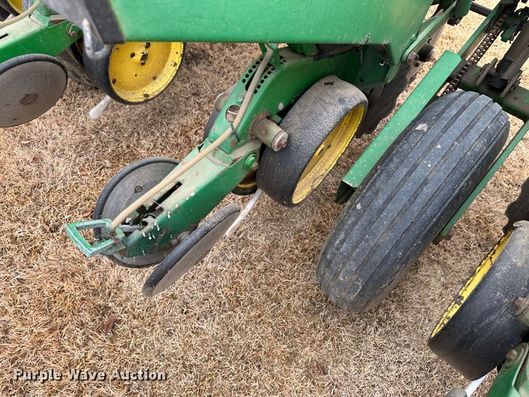 image for item JD9635 John Deere 7200  planter