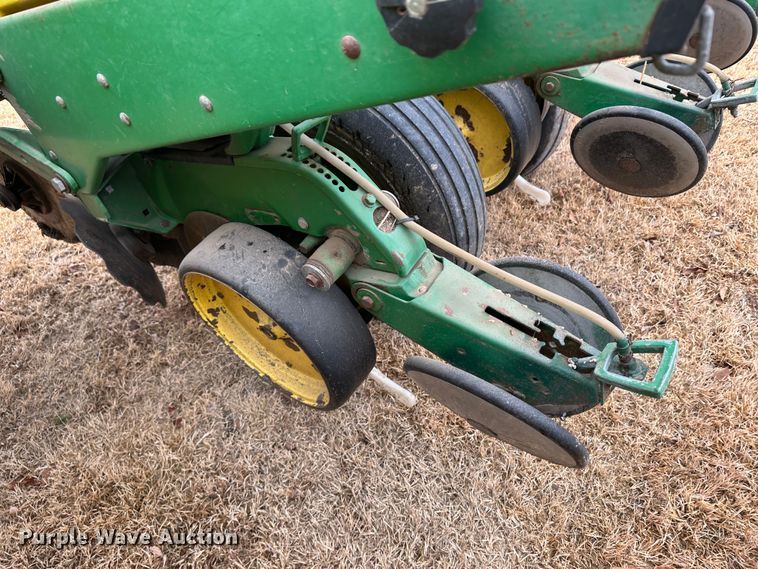 image for item JD9635 John Deere 7200  planter