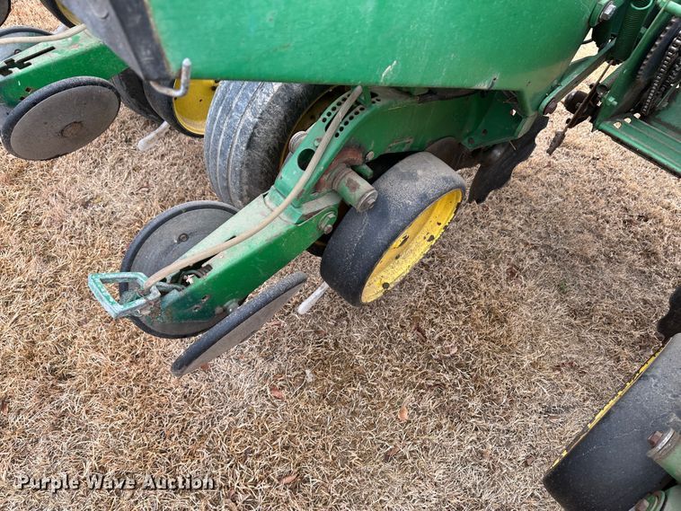 image for item JD9635 John Deere 7200  planter