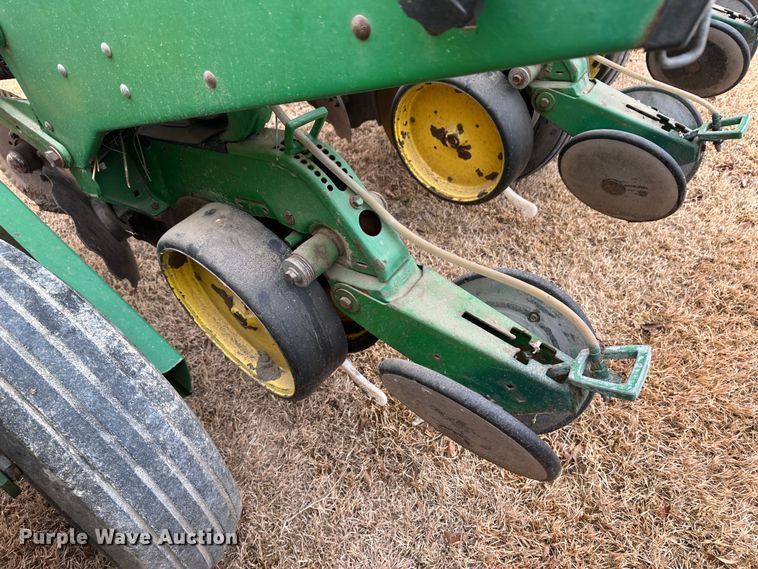 image for item JD9635 John Deere 7200  planter