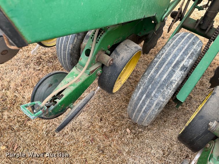 image for item JD9635 John Deere 7200  planter